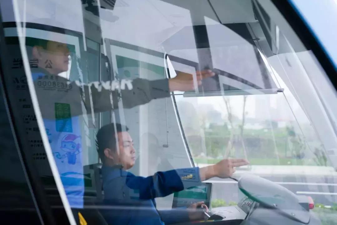 有轨电车蓉2号线驾驶员,成都蓉2号有轨电车司机