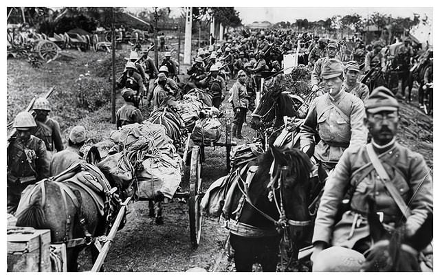 一八路军*长首**重伤被围，开枪自戕未成，伪军低声放话：我想法救你