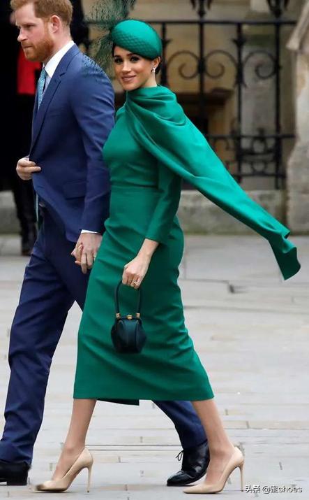 梅根穿的什么牌子高跟鞋,梅根王妃尖头红底高跟鞋图片