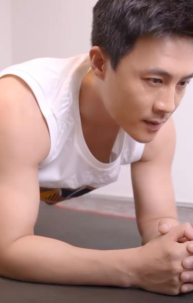 太瘦了！39岁演员杜淳罕见营业，粉丝称分不清他与老爸杜志国