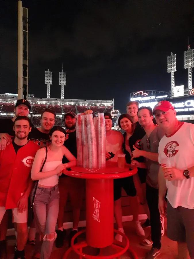 棒球比赛每个垒上都站人吗,棒球比赛几个人一队