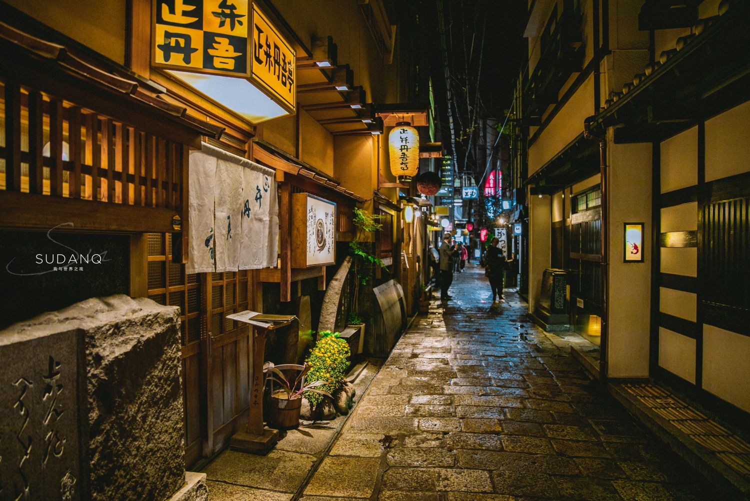 西安多家门店被换黑底白字门头,西安某街道招牌黑底白字
