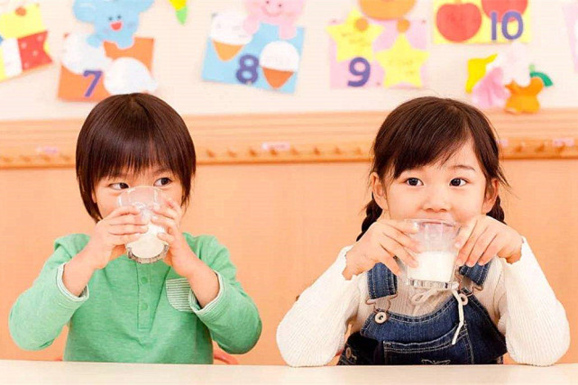 宝宝一条腿膝盖伸不直,2个月宝宝腿伸不直膝盖弯曲