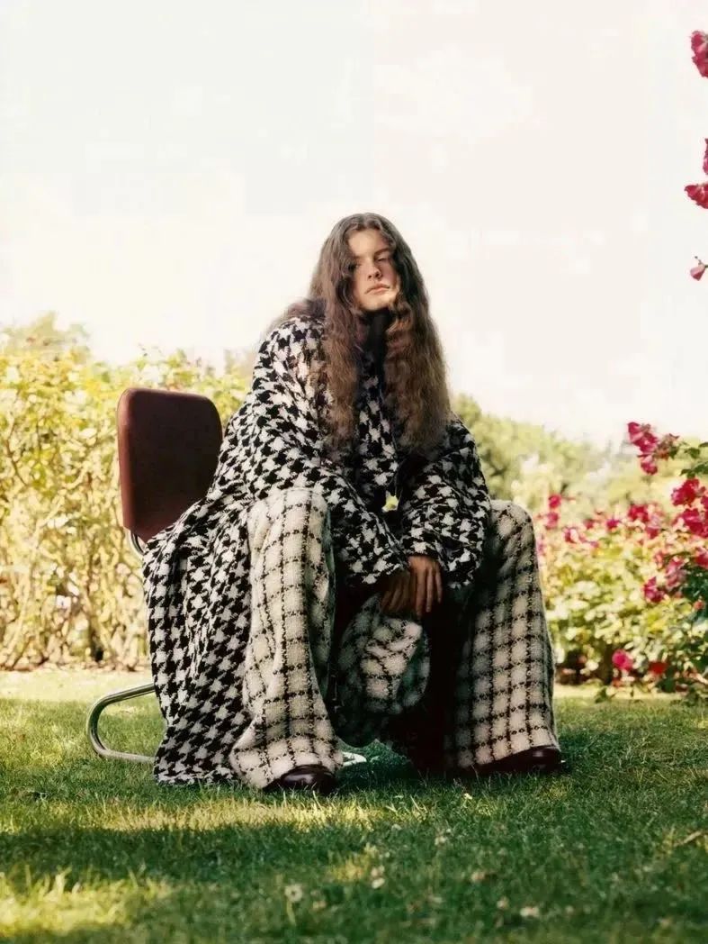 墨绿色格纹大衣怎样搭配好看,短款格纹毛呢大衣的搭配方法