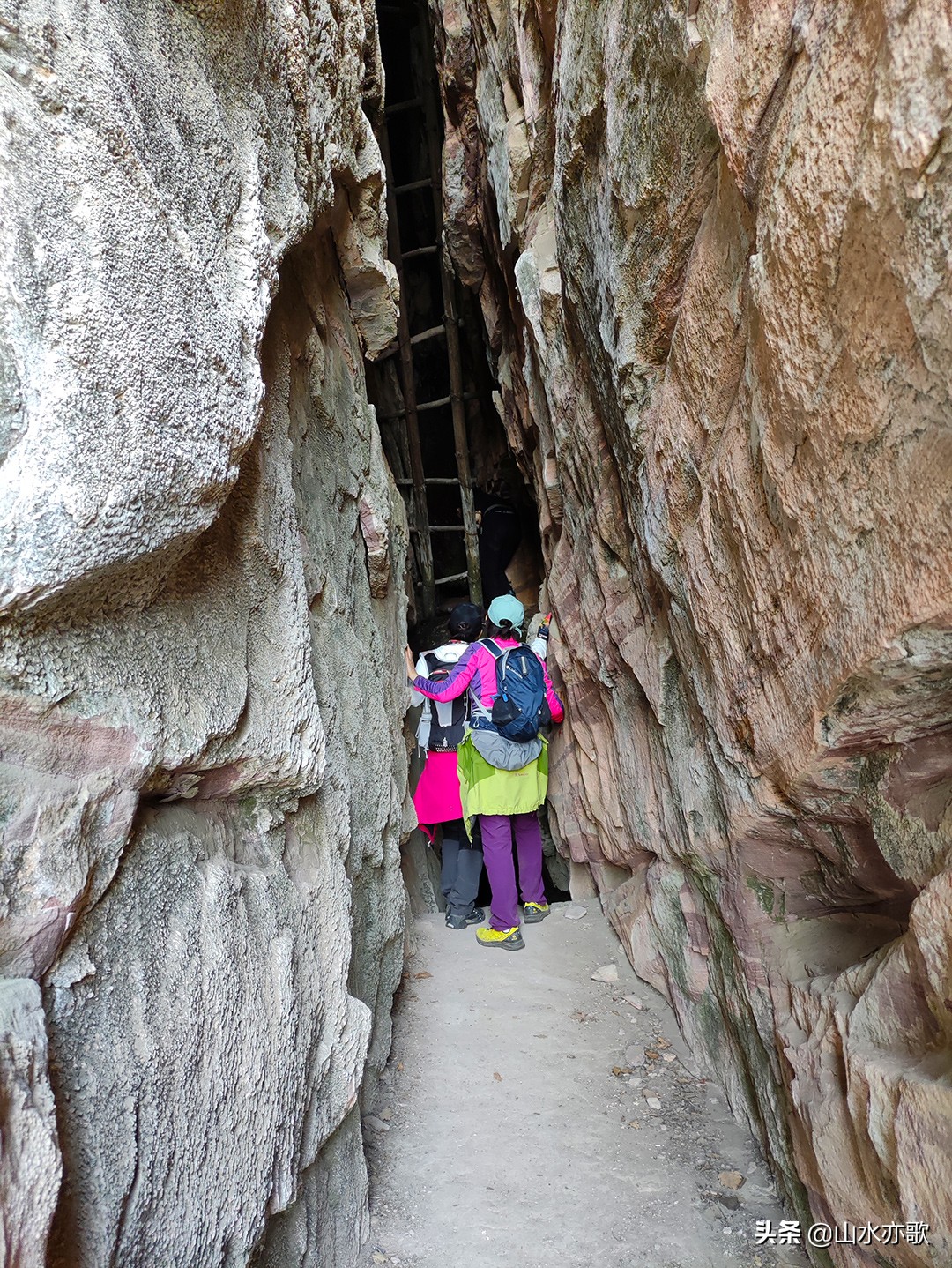 从石家庄到邢台，寻找大自然的鬼斧神工，爬上半个瓮，羞羞阴阳山