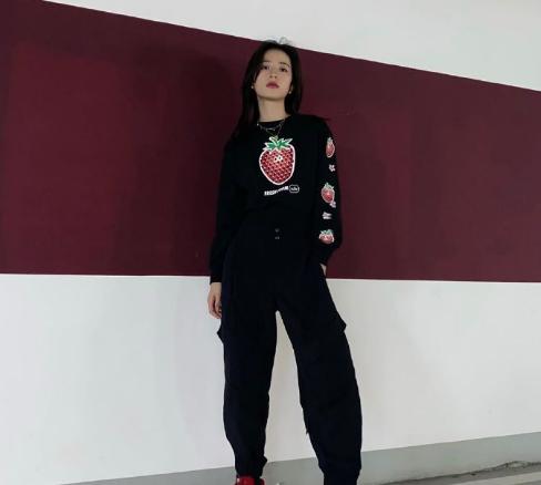 周冬雨同款军绿色外套,周冬雨荧光绿外套俏皮亮眼