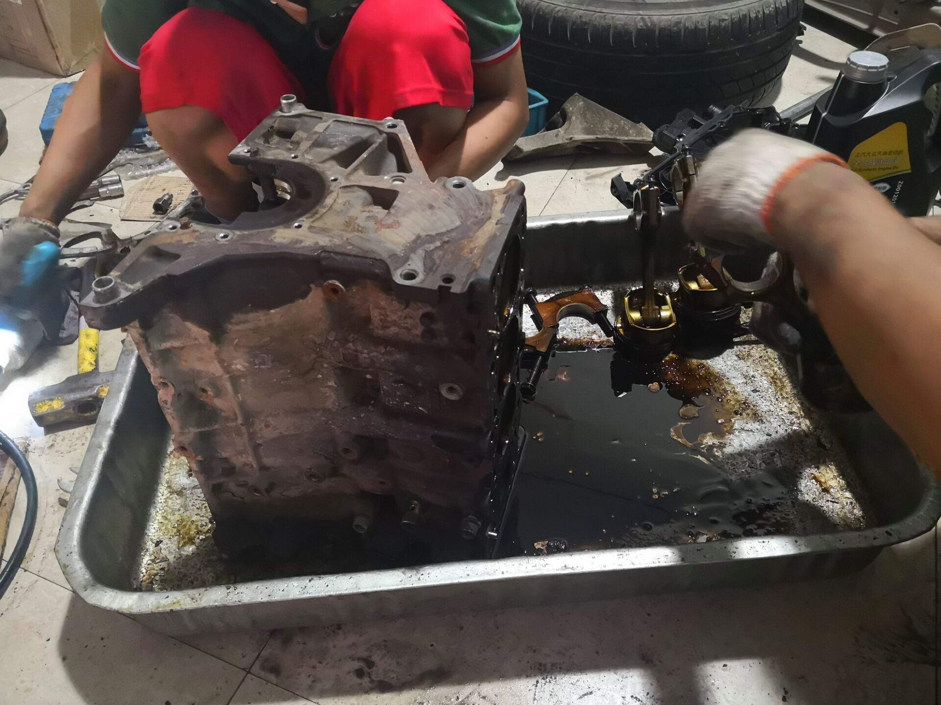 奥迪a6l2.0t气门油封烧机油,老款奥迪a6l2.0烧机油怎么解决