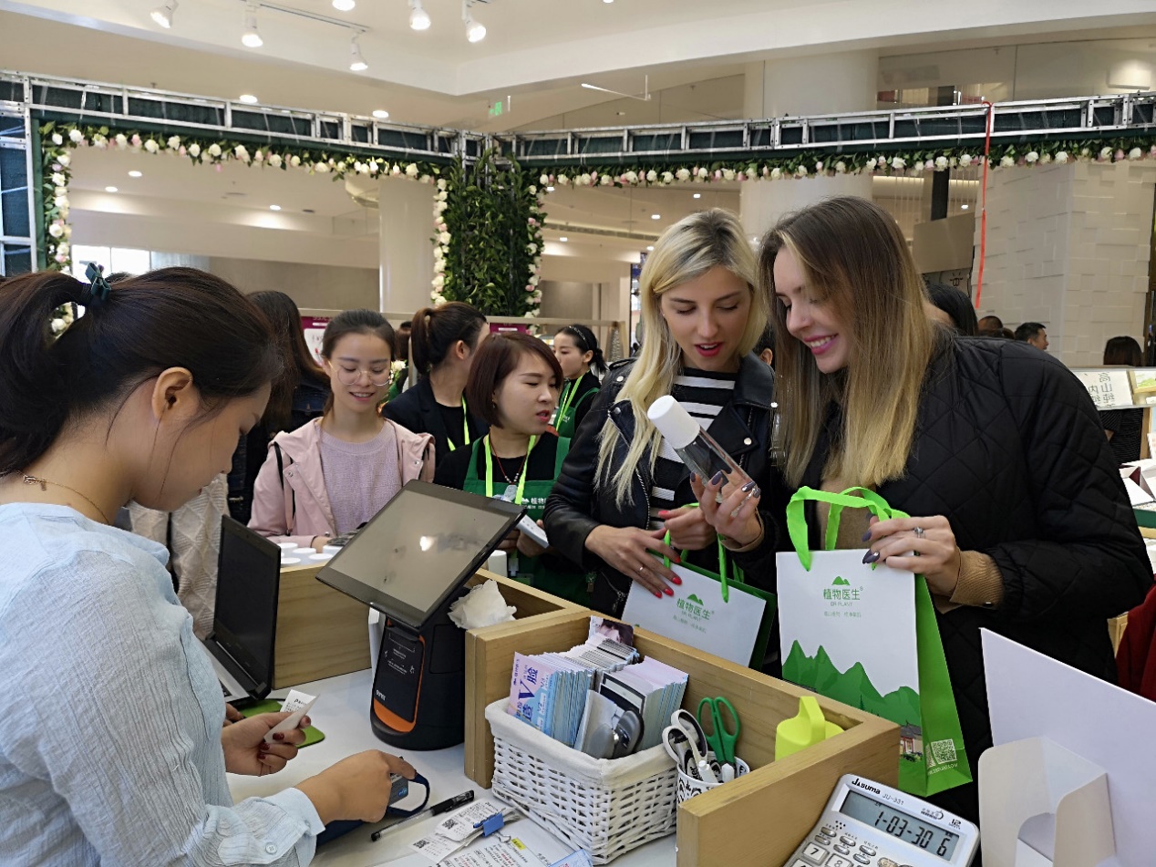 从崇洋→洋崇，被外国小姐姐追捧的国货了解一下