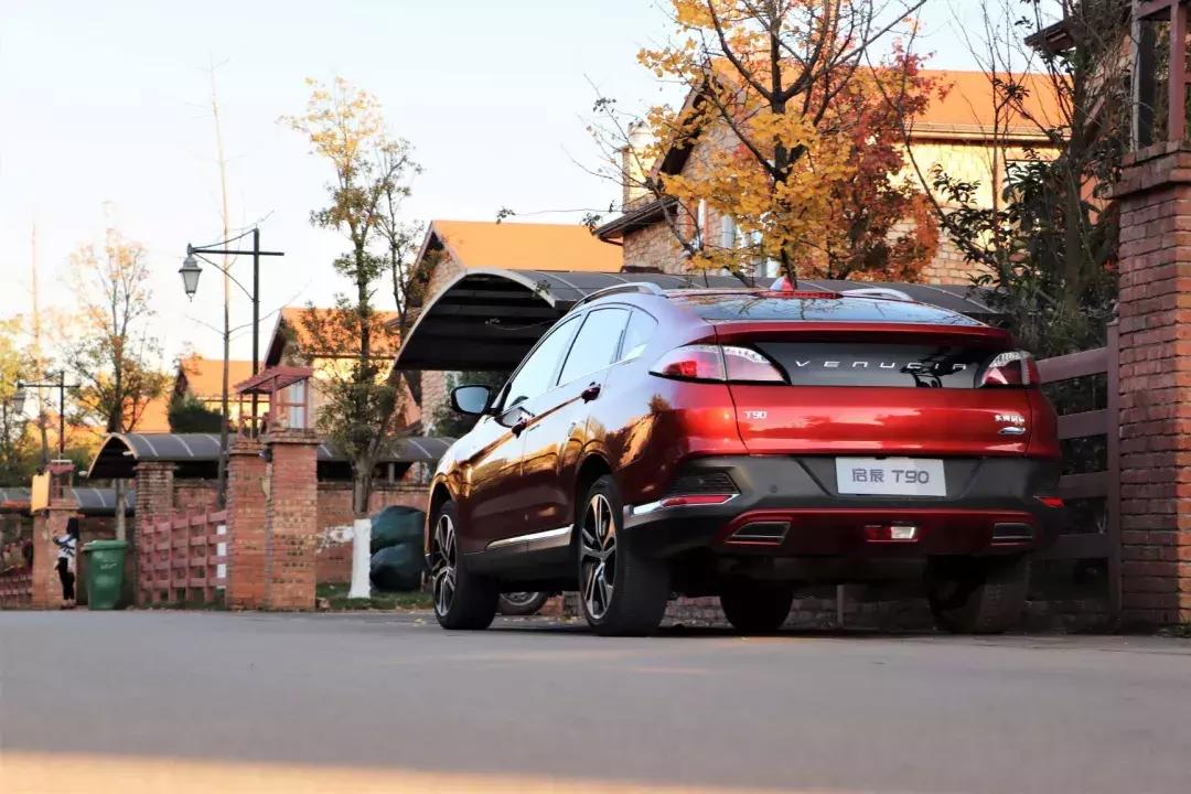 与这台跨界SUV一起，看天空的蓝，看远处的山