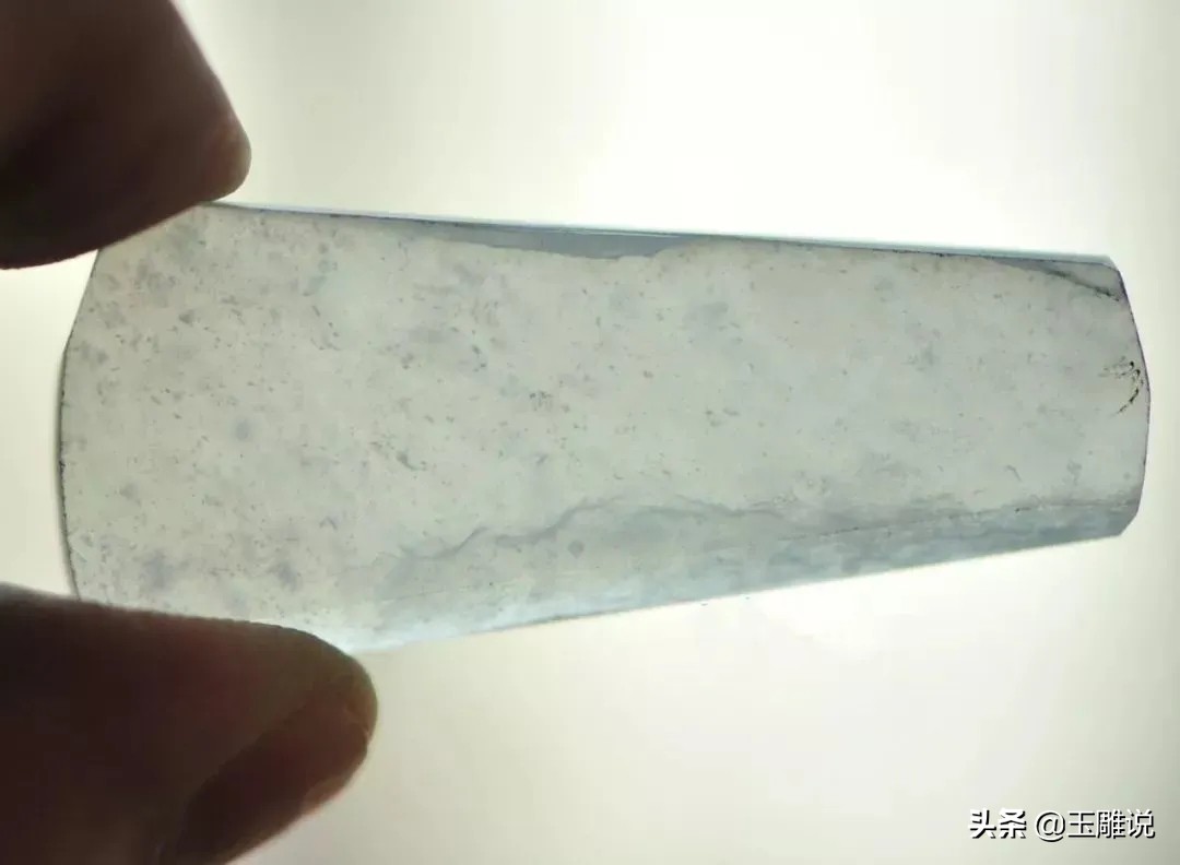 糯种纯白翡翠冰感雕刻,淡黄色糯冰种翡翠雕刻图