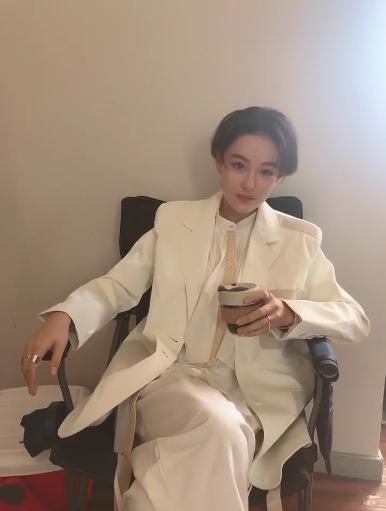 张馨予一头短发霸气登场,张馨予短发配迷彩服英气十足