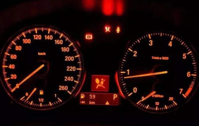 油表亮黄灯还能在高速开多远,十代雅阁油表报警还能开多远