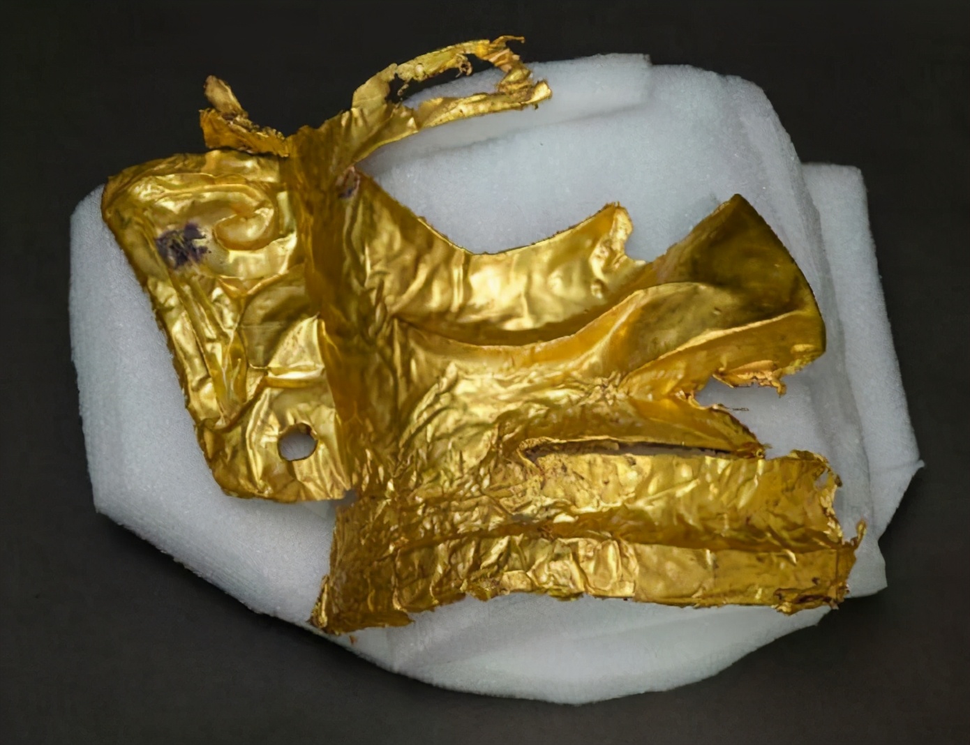 三星堆带金面具的铜人,三星堆铜人像面具