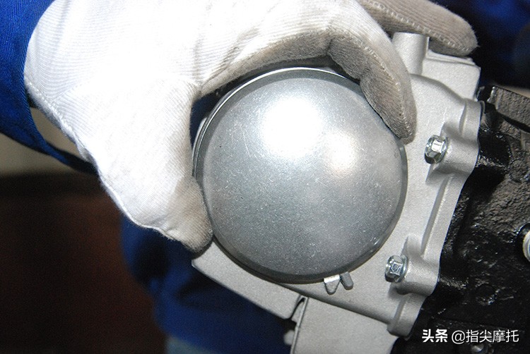 摩托车冒黑烟烧机油怎么回事呀,摩托车烧机油喷白烟解决方法