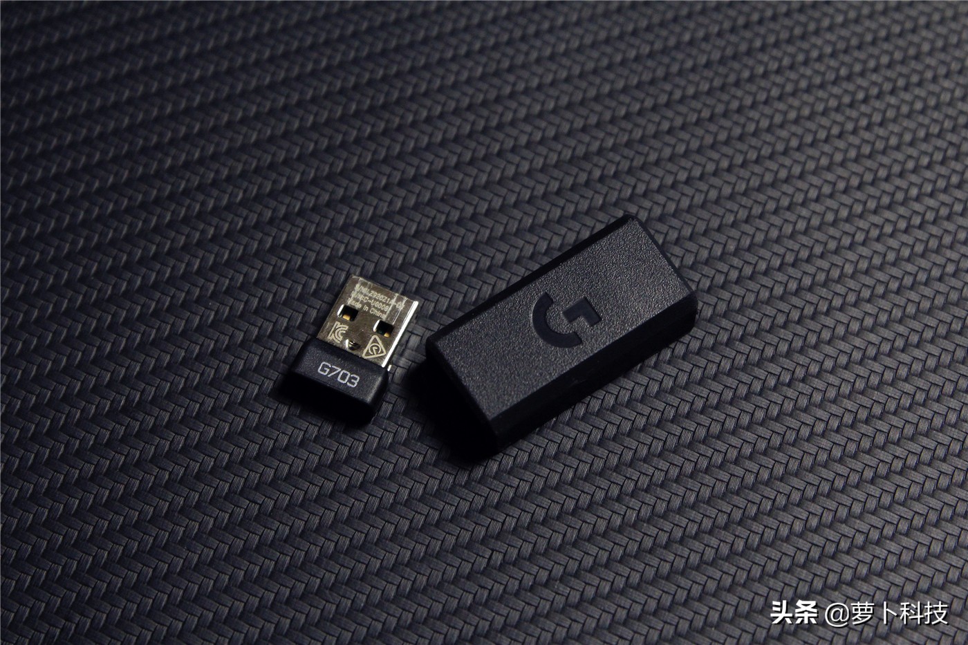 罗技g703无线鼠标评测,罗技g703鼠标底部透镜