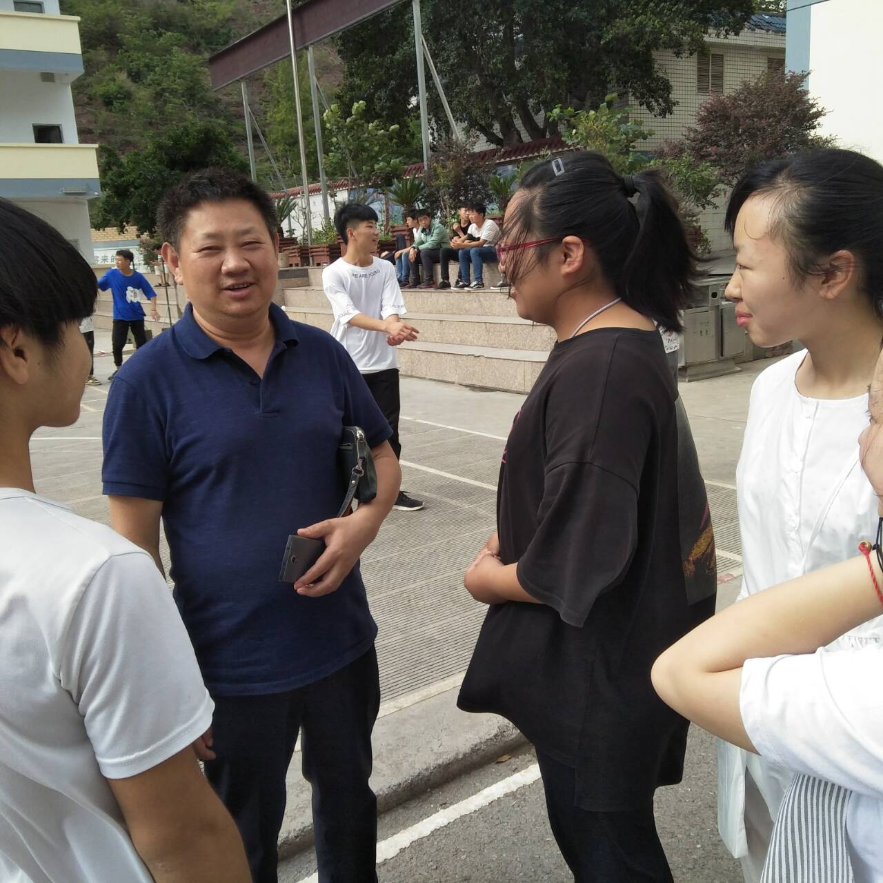 中学老师，请笑一笑