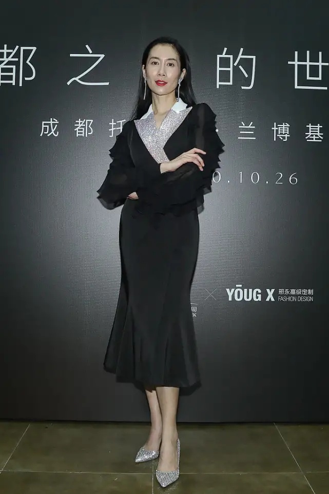 低调女王,温峥嵘长裙图