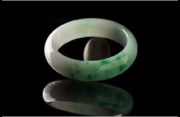 什么镯子值得久戴,年轻人适合一直戴着的镯子