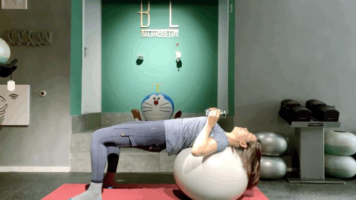 瑜伽球训练腿部肌肉的十大动作,核心训练瑜伽球5个动作