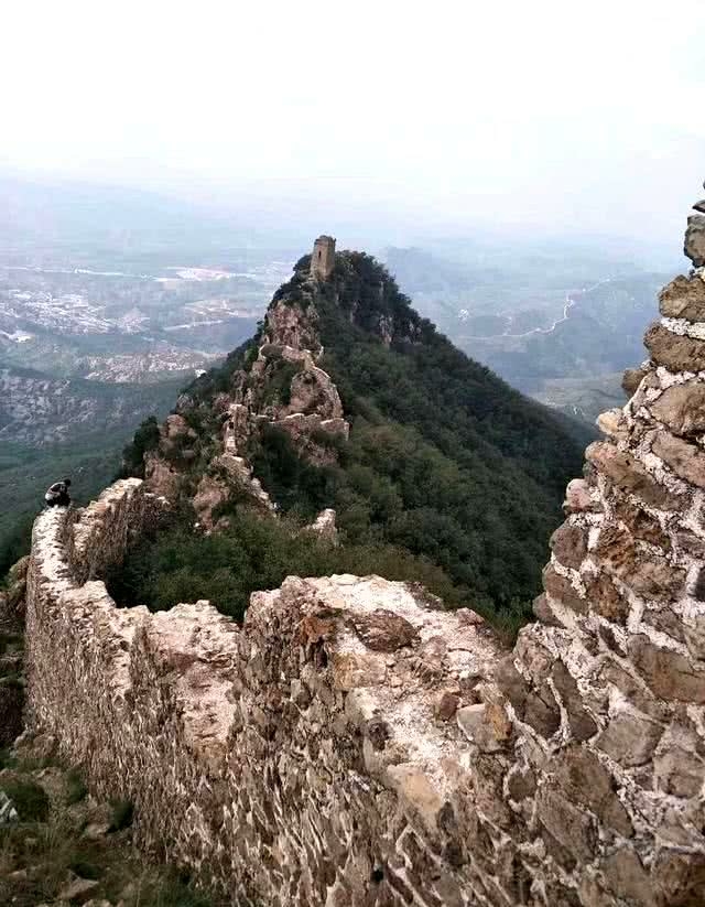 驴友攀爬中国最危险的长城,驴友爬箭扣野长城踩空坠崖