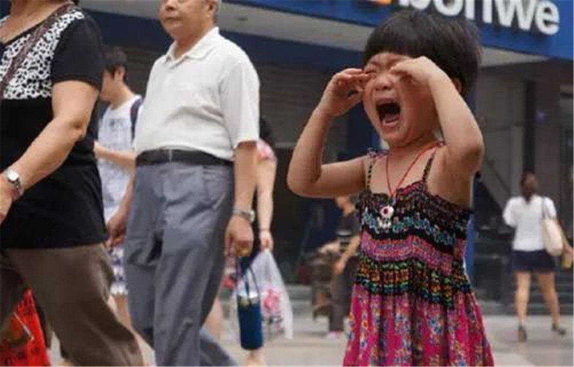 小朋友跟家人在商场走散怎么求助,小朋友与家人走散怎么求救
