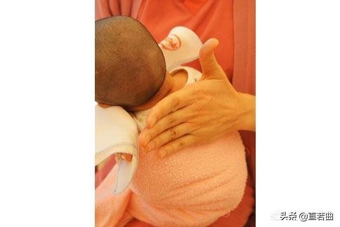 新生儿为什么拍嗝,新生儿吃完奶拍嗝后一直打嗝
