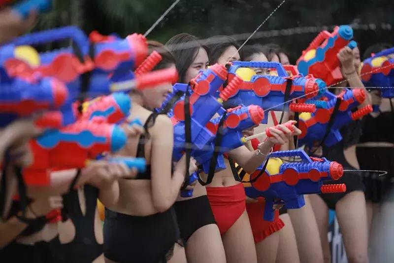 如果有人用水枪来泼我们怎么办呢,如果有人故意用水泼你你该怎么办