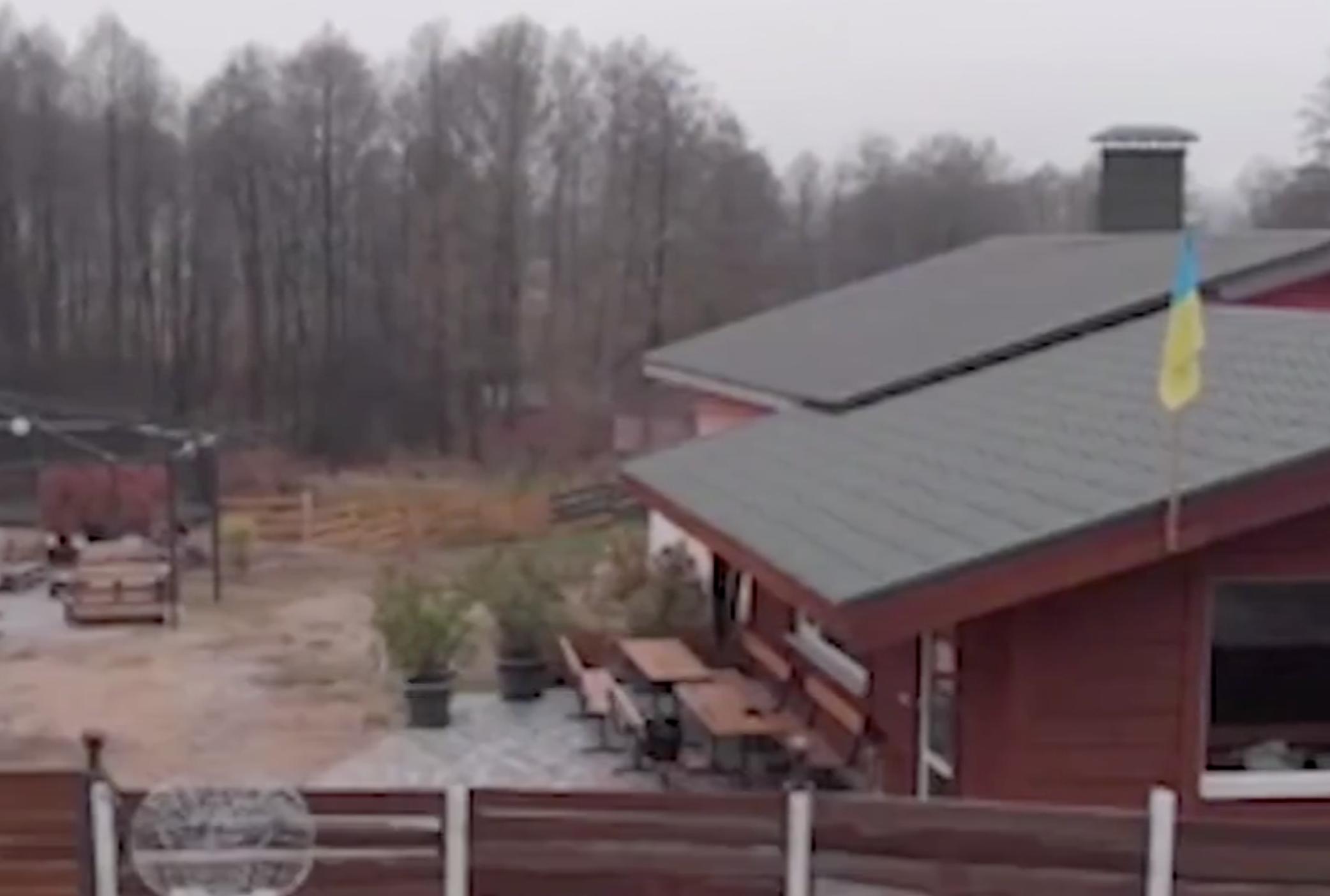 乌克兰夫妇用“LV”限量皮箱装鸡食几十年：不知道它那么贵