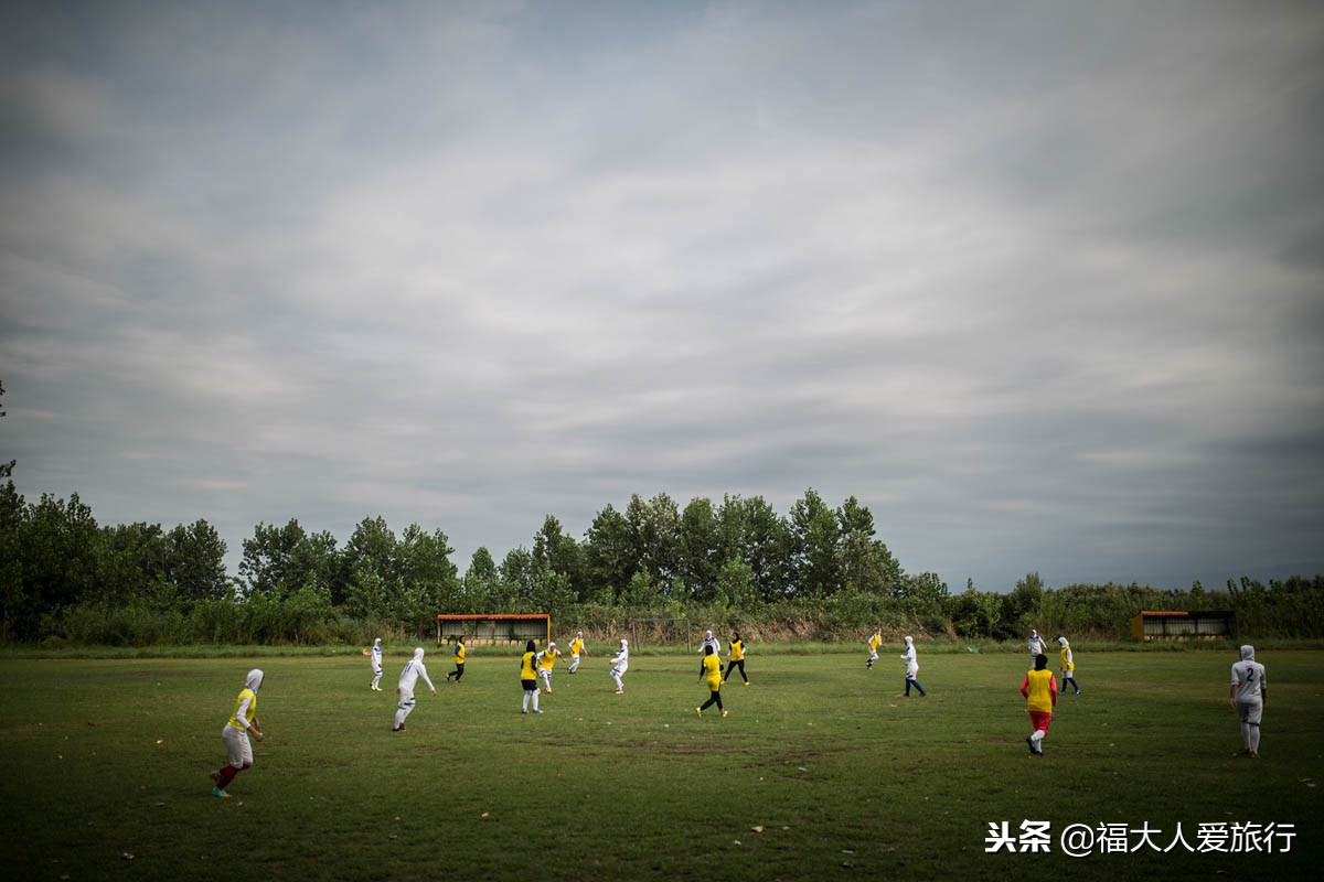 行摄伊朗，误入女子足球队训练场，蒙头巾的铿锵玫瑰很美！