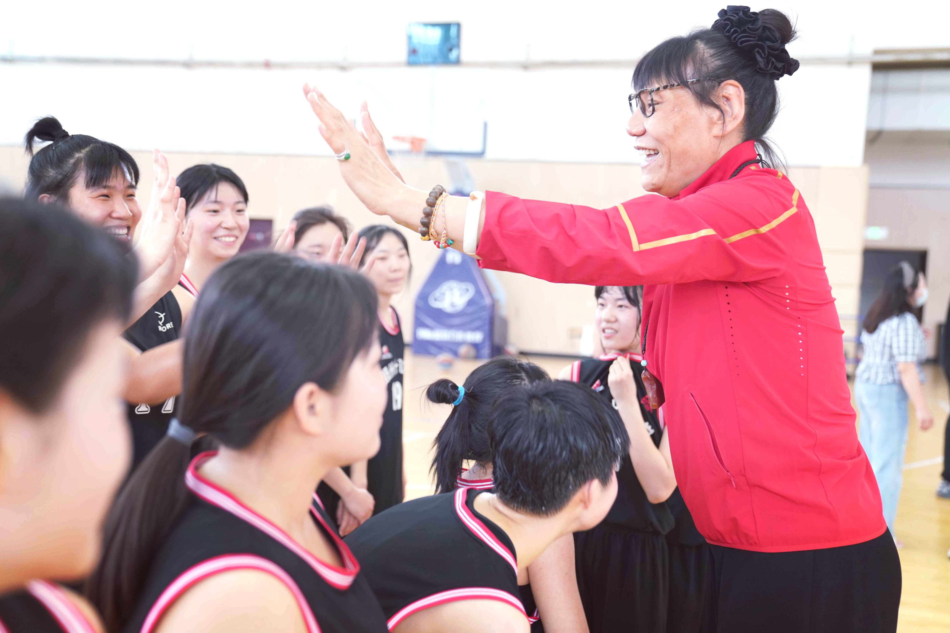 女篮第一中锋郑海霞身高,女篮第一人郑海霞