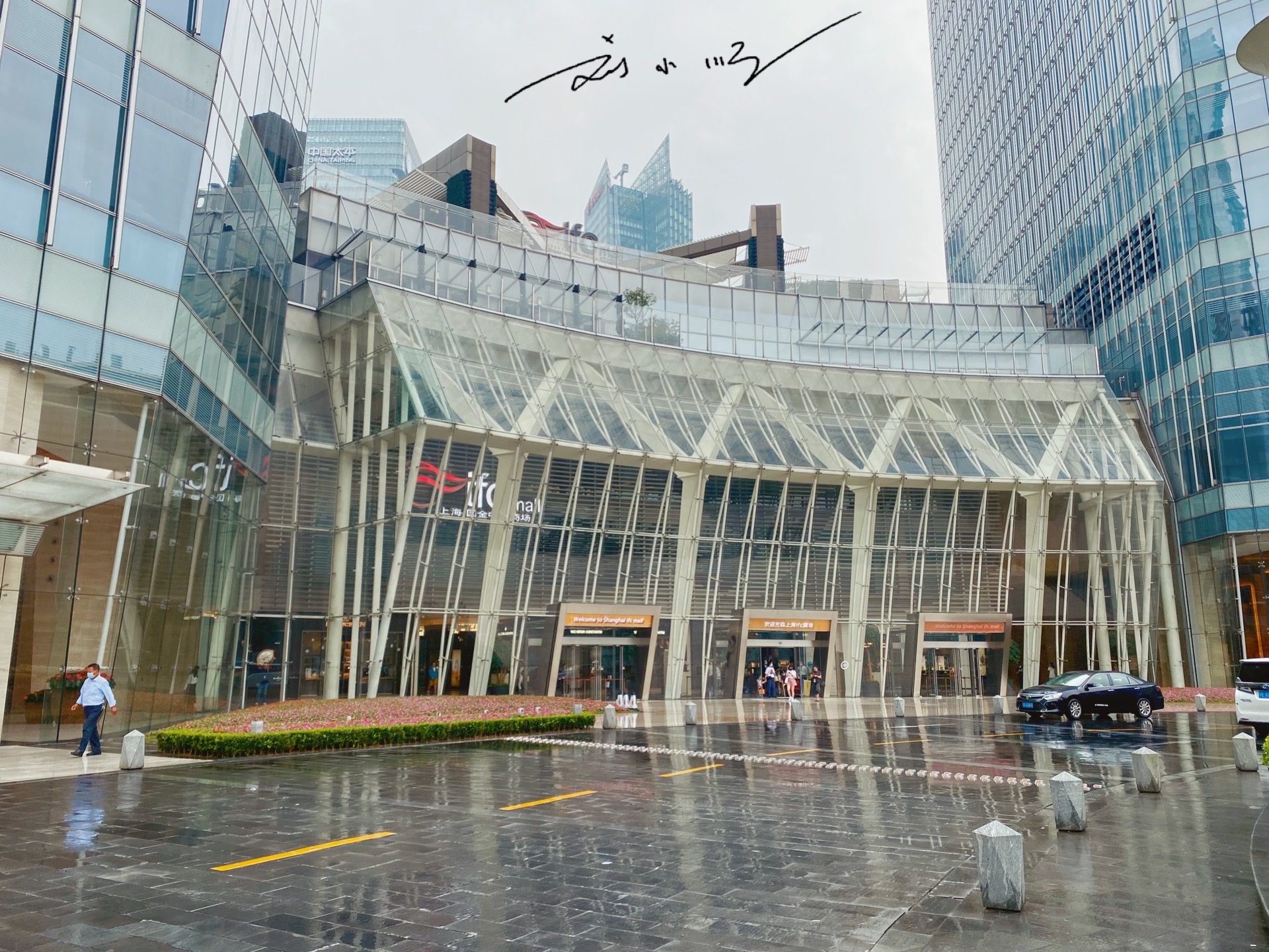 上海东方明珠塔周围哪个商场最大,上海魔都最大的商场