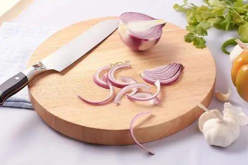 厨房卫生很重要,看看菜板是否有霉菌,赶紧清洗干净