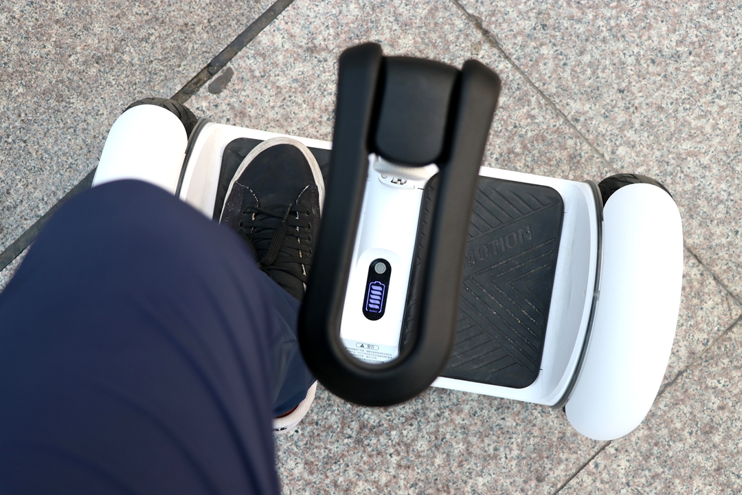 多种路面通过性强，试玩有酷炫灯效的乐行天下E3平衡车