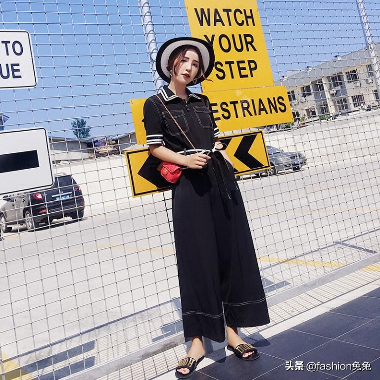 气质连体裤洋气减龄女人味十足,女人味十足的亮面连体裤搭配