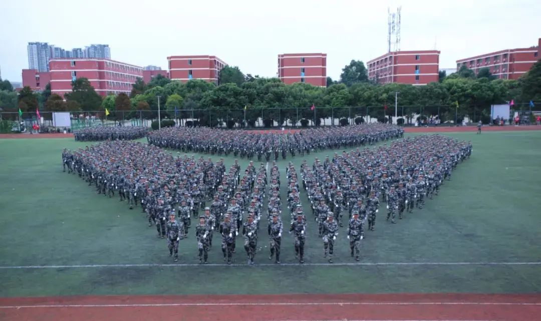 军训完了拍一张照纪念一下,军训完给学生的礼物