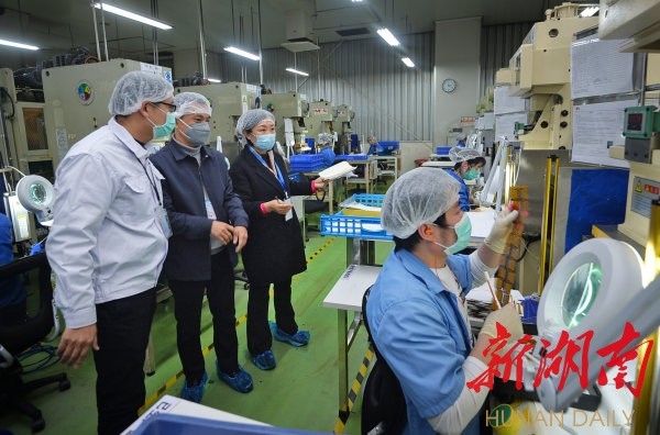 关键时刻冲上去危难关头豁出来,关键时刻豁得出去危难时刻顶得上