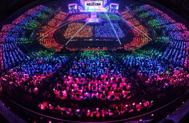 朴灿烈边伯贤低头苦涩一笑,朴灿烈边伯贤黑色证件照