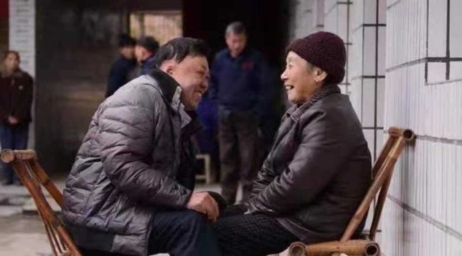 一对夫妻救下两名不慎落水的孩子,12年前翁婿大火救人