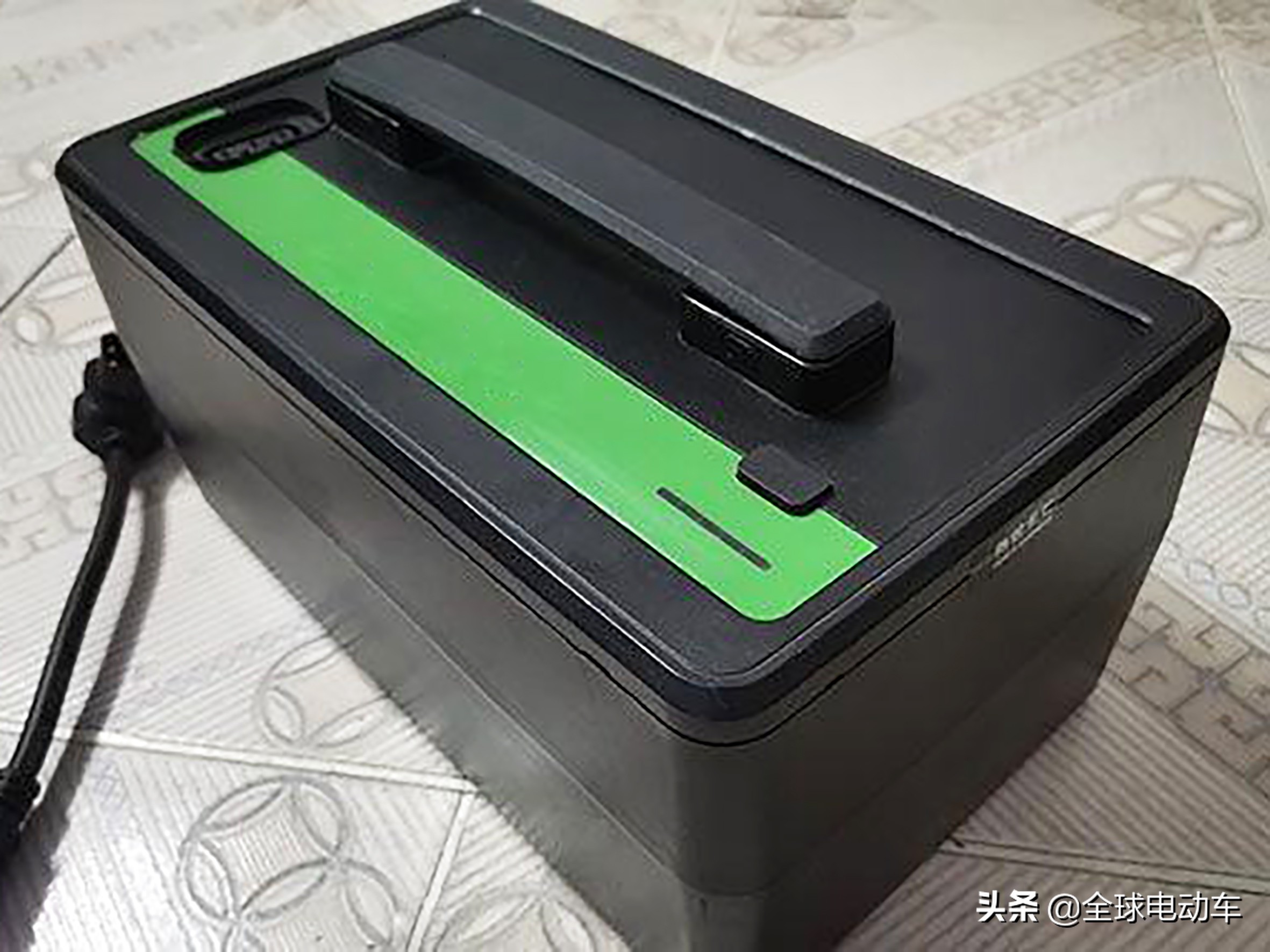 电动车石墨烯电池换锂电池可以吗,电动车换锂电池还是铅酸电池划算