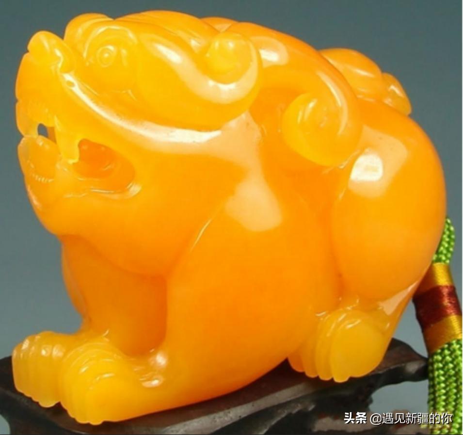 新疆戈壁滩上漂亮的金丝玉,新疆探险金丝玉