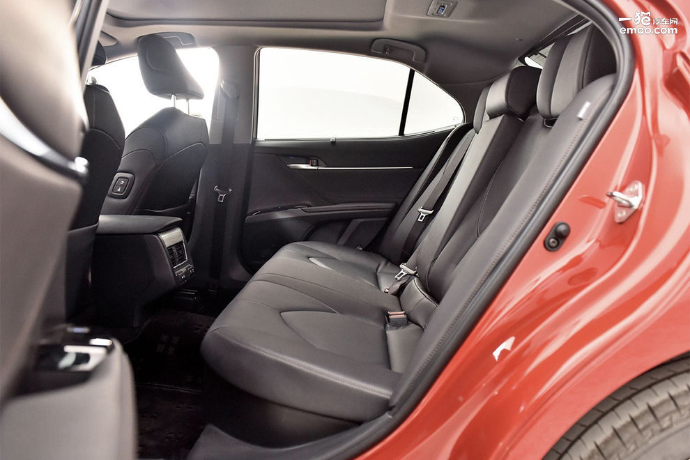 家用b级轿车凯美瑞雅阁天籁迈腾,雅阁2022款幻夜尊贵和凯美瑞2.5g