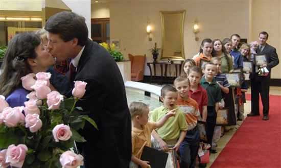 夫妻25年生19个孩子，太幸福了