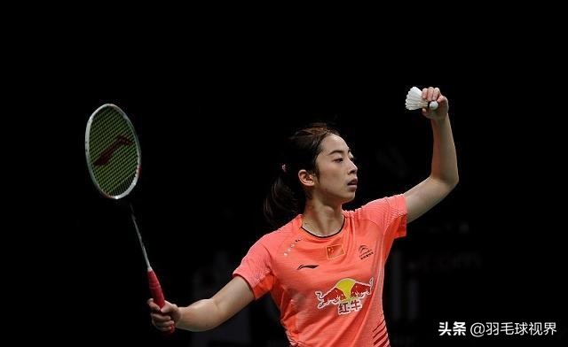 我们打羽毛球,彼此之间有一个“桥”,就是我们用手握着的球拍