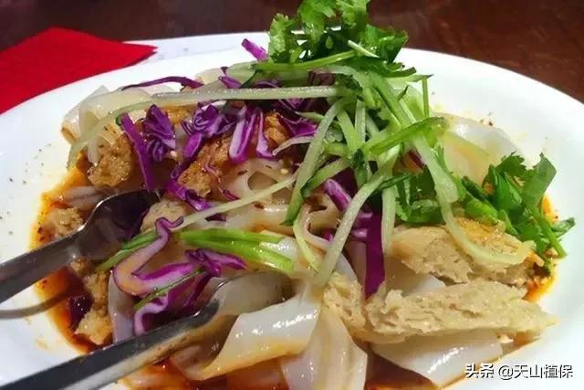 水晶凉皮和绿豆凉皮子的做法,家常凉皮的制作方法新疆