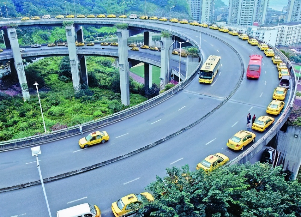 重庆好多出租车司机已经不是“活地图”了?都开始看导航开了