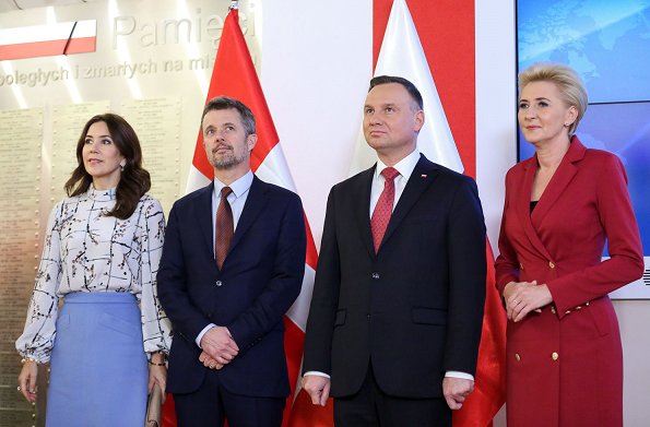 被波兰第一夫人气质惊艳了！红色大衣高贵又优雅，丹麦王妃都输了