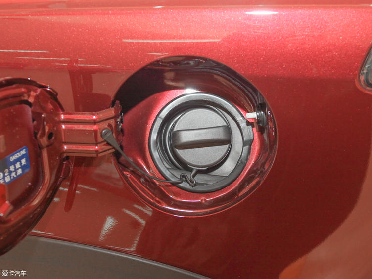 关于汽车油箱盖的小知识,加油时拧开油箱盖有气吸正常吗