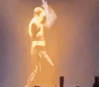 老虎：这是我准备养大吃的，你来凑什么热闹