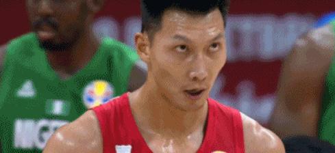 无视质疑！姚明打脸足球名记，场边亲自指导球员，露出凶狠表情