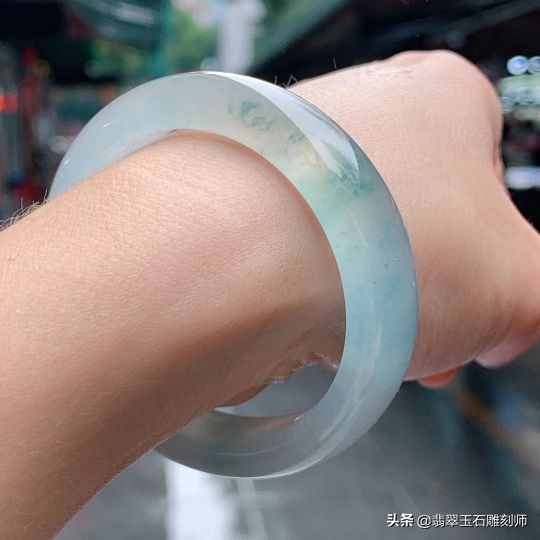 火车上认识的美女OL,我带她去中关村存放翡翠手镯,引发三角恋